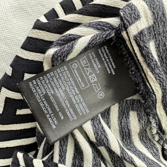 GP & J Baker x H&M Patterned Woven 3/4 Sleeve Trumpet Sleeves - Picture 6 of 7